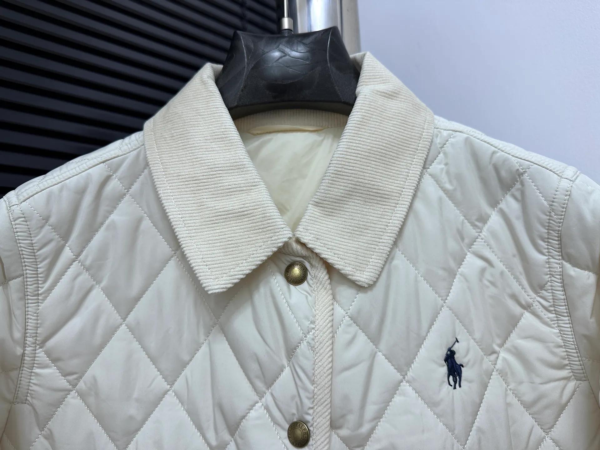 ￼ P530 【Ralph Lauren】Ralph Lauren cotton-padded jacket. The face is filled with imitation down cotton. Three-in-one rhombus quilted embroidery. Soft and comfortable. Warm and comfortable. Corduroy strips run through the whole body. No knots or overlaps. Artificial curling. Fine workmanship. Does not look bloated. The upper body is light and not bloated. Soft and comfortable. Highly recommended. Size: S M L